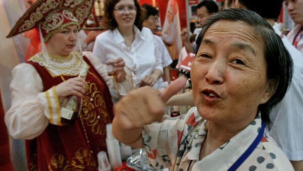 中国人女性は上海で開かれた国際食品イベントでロシア食べ物を好評価する - Sputnik 日本