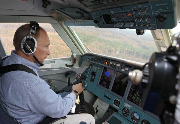 消火用の陸空両用機Be-200に乗り、リャザン州の森林火災鎮火に参加するプーチン首相（当時） - Sputnik 日本