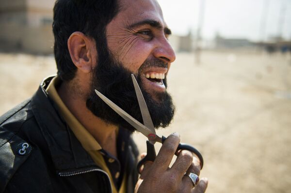 イラク人男性が髭をそっている - Sputnik 日本