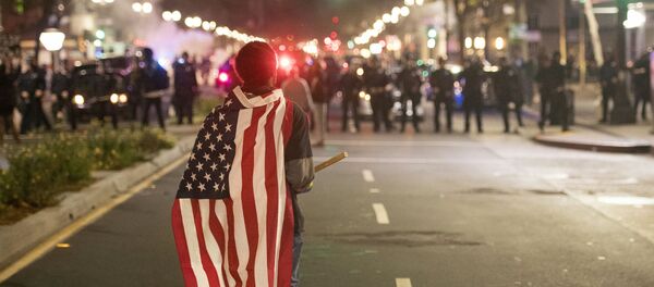 オレゴン州のトランプ反対デモが無秩序状態に発展（動画） - Sputnik 日本