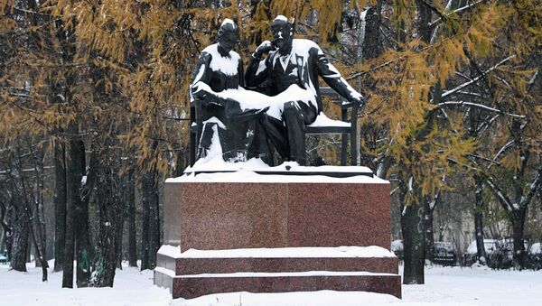 レーニンスキイ大通りにあるレーニンとクルプスカヤ夫人の銅像 - Sputnik 日本