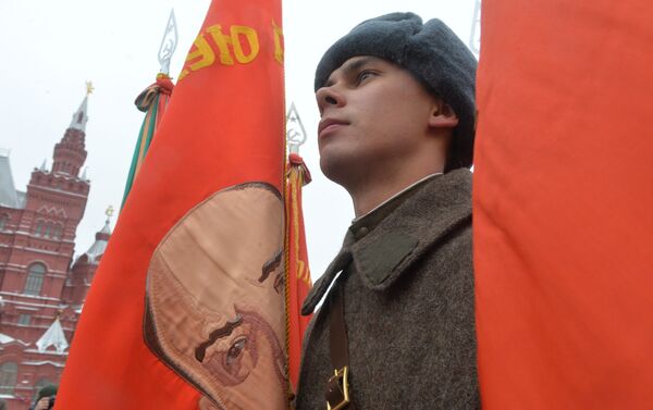 ２０１６年１１月７日、赤の広場で行われた歴史パレード - Sputnik 日本