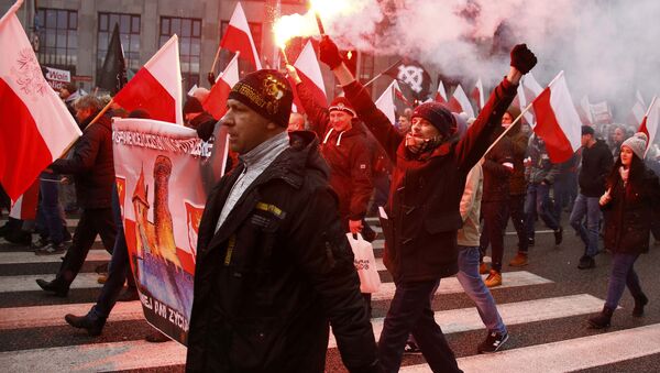 ワルシャワでの民族主義者の行進でウクライナ国旗燃やされる - Sputnik 日本