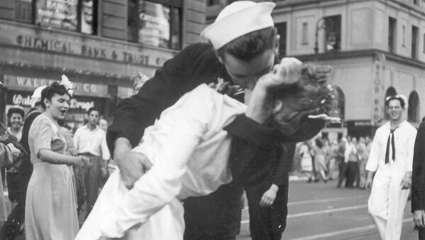 有名な写真「キス」の水兵が米国で死去 - Sputnik 日本