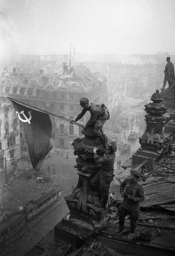 「ライヒスタークの赤旗」 大祖国戦争(1941-1945年)のベルリン陥落の瞬間。国会議事堂(ライヒスターク)の屋上に勝利を記念して赤旗が掲げられた。 「ライヒスタークの赤旗」 大祖国戦争(1941-1945年)のベルリン陥落の瞬間。国会議事堂(ライヒスターク)の屋上に勝利を記念して赤旗が掲げられた。 - Sputnik 日本