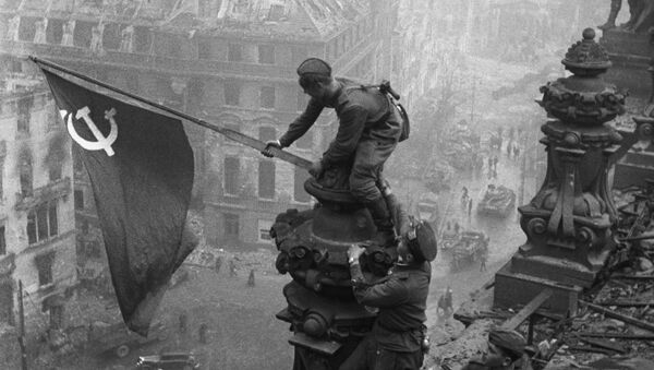 「ライヒスタークの赤旗」 大祖国戦争（１９４１－１９４５年）のベルリン陥落の瞬間。国会議事堂（ライヒスターク）の屋上に勝利を記念して赤旗が掲げられた。 - Sputnik 日本