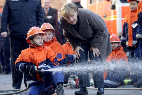 ベルリンの青年防災チームを視察するドイツのメルケル首相 - Sputnik 日本
