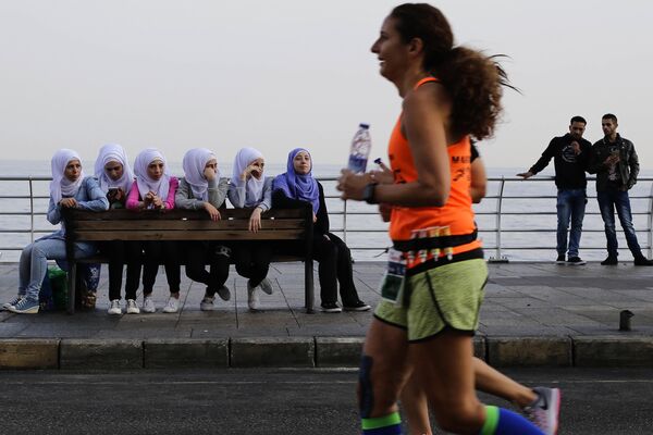 ベイルート（レバノン）の岸沿い市民マラソンにヒジャーブで参加する女性 - Sputnik 日本