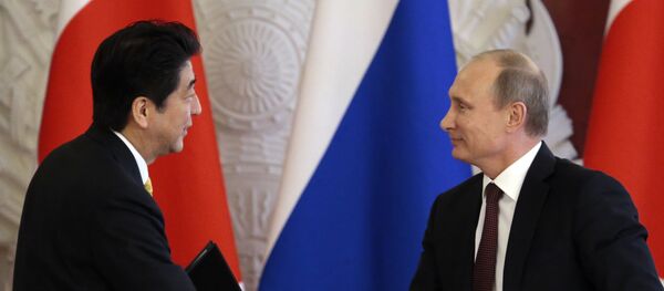 Japanese Prime Minister Shinzo Abe (L) shakes hands with Russian President Vladimir Putin Japanese Prime Minister Shinzo Abe (L) shakes hands with Russian President Vladimir Putin - Sputnik 日本