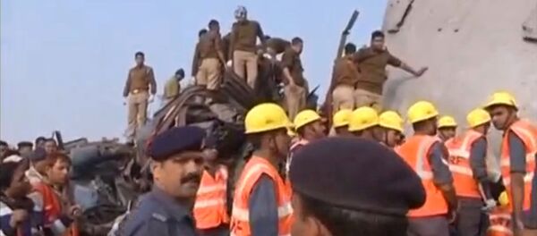 Rescuers and people gather at the site where a train derailed in Kanpur, in India's northern state of Uttar Pradesh, in this still image taken from video November 20, 2016. - Sputnik 日本