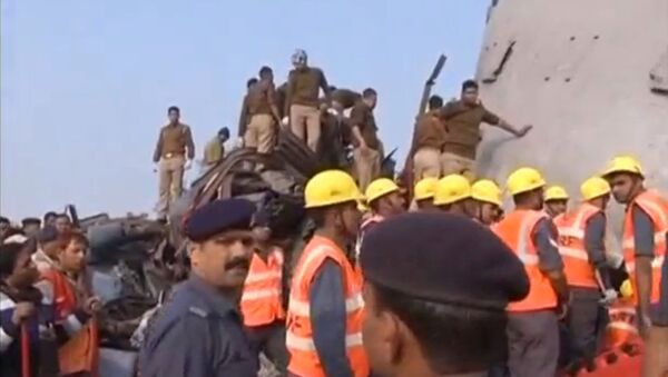 Rescuers and people gather at the site where a train derailed in Kanpur, in India's northern state of Uttar Pradesh, in this still image taken from video November 20, 2016. - Sputnik 日本