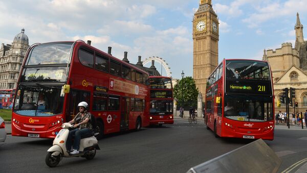 ロンドンで警察の馬がバスに乗り込もうとする？ - Sputnik 日本