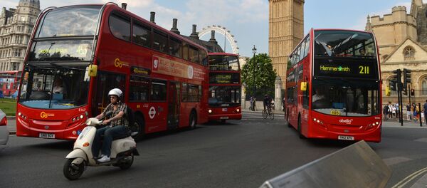 英 バスにはねられた男性、立ち上がりバーに入る 【動画】 英 バスにはねられた男性、立ち上がりバーに入る 【動画】 - Sputnik 日本