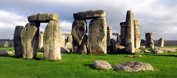 ストーンヘンジより古代の寺、列石付近で発見 - Sputnik 日本