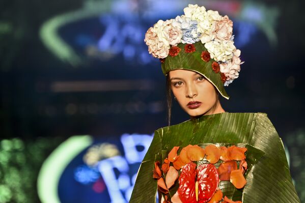 自然へ回帰…、花と葉によるファッションショー - Sputnik 日本