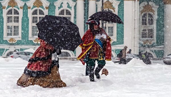 雪の降り積もったサンクト・ペテルブルグ、エルミタージュ美術館前の宮殿広場 - Sputnik 日本