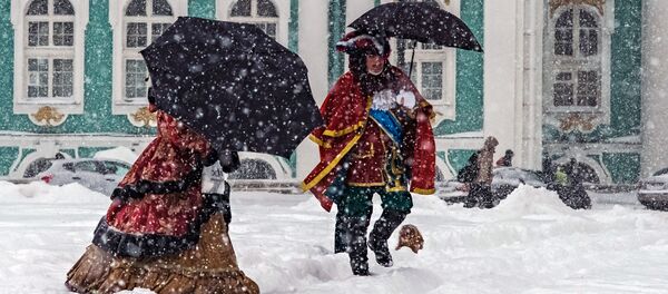 雪の降り積もったサンクト・ペテルブルグ、エルミタージュ美術館前の宮殿広場 雪の降り積もったサンクト・ペテルブルグ、エルミタージュ美術館前の宮殿広場 - Sputnik 日本