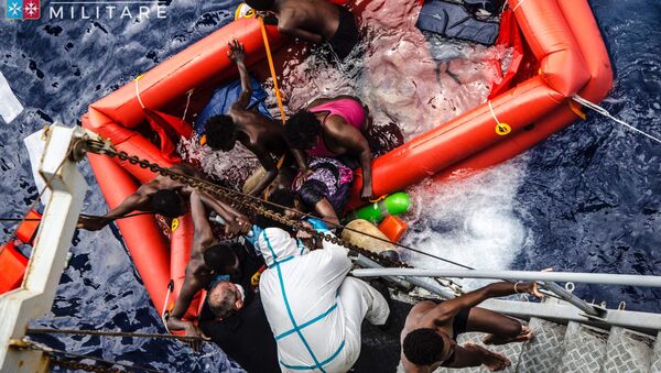 イタリア　地中海で１０００人以上の移民を救助 - Sputnik 日本