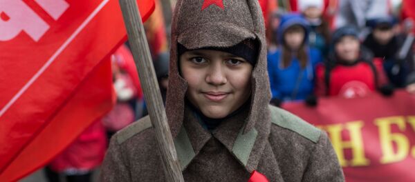 オムスクにて、十月革命の98周年にちなみ行進に参加した女性 オムスクにて、十月革命の98周年にちなみ行進に参加した女性 - Sputnik 日本