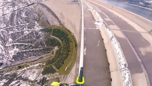 目が回りそうな離れ業：自転車で高さ２００メートルのダムの壁の端を走る（動画） - Sputnik 日本