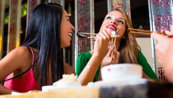 科学者：人は同じ食べ物を食べる人を信頼する - Sputnik 日本