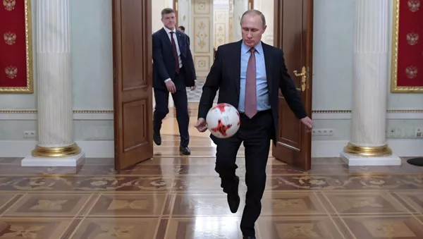 Президент РФ Владимир Путин с мячом после встречи в Кремле с президентом ФИФА Джанни Инфантино - Sputnik 日本