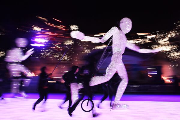 全ロシア博覧センターのスケート場開会式での光劇場「DUNDU」の演出、モスクワで - Sputnik 日本