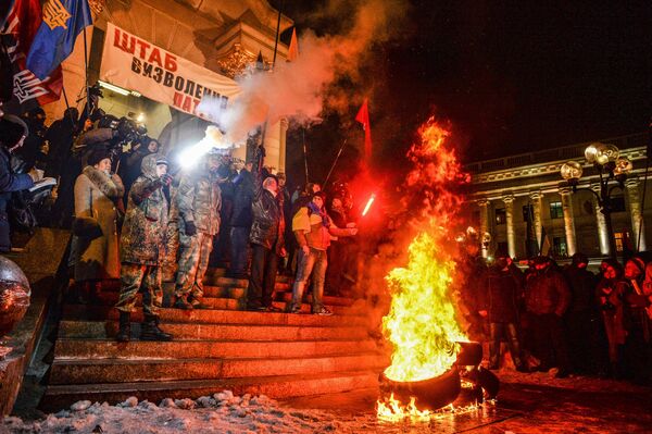 ユーロマイダン(ウクライナの反政府デモ)開始日を記念したデモ参加者がフレアと自動車のタイヤを燃やす、キエフ - Sputnik 日本
