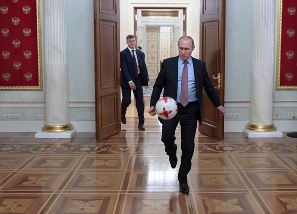 プーチン大統領とボール、FIFAのジャンニ・インファンティーノ会長とのクレムリンでの会見後 - Sputnik 日本