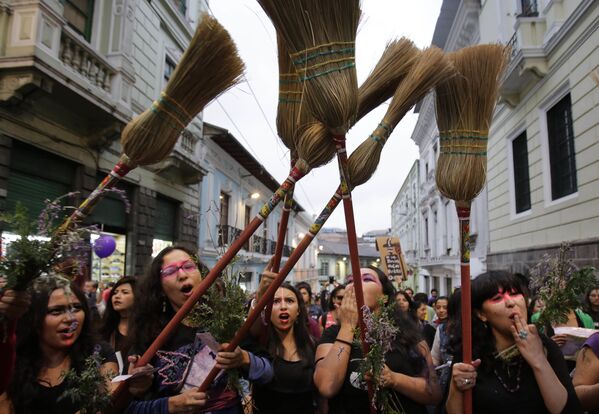 エクアドル首都キト、ジェンダー暴力に対するフェミニスト行進に箒を持って参加した女性 - Sputnik 日本