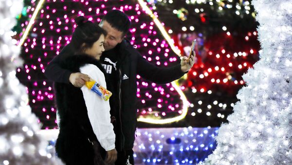 Влюбленные делают селфи у новогодних украшений в Пекин - Sputnik 日本