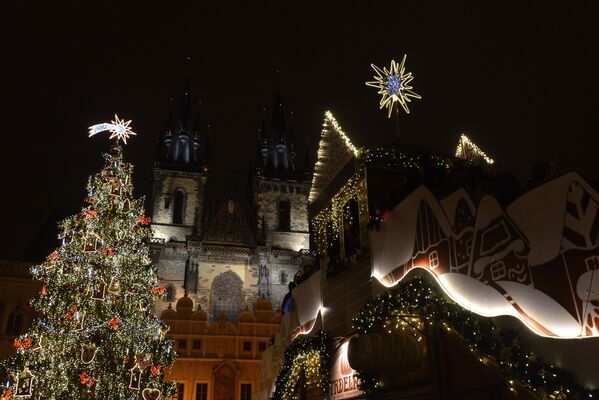 プラハの広場のクリスマスツリー。 - Sputnik 日本