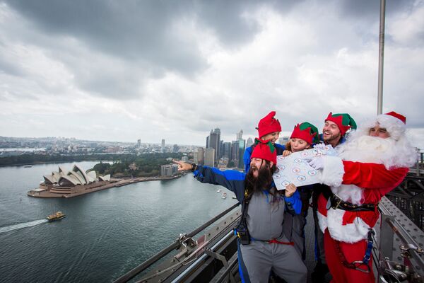 サンタクロースに扮した人々。シドニーハーバーブリッジの橋の上で。 - Sputnik 日本