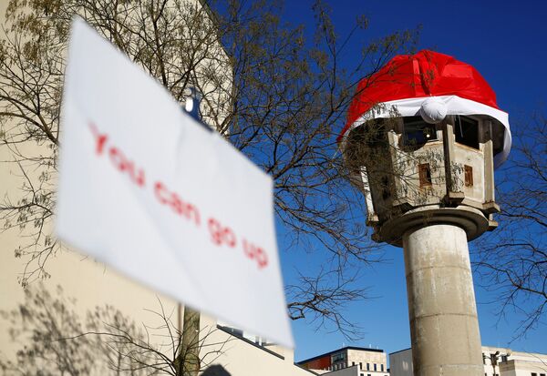 サンタクロースの帽子で飾られた元東ドイツ・国境警備隊の展望塔。ベルリンのポツダム広場にて。 - Sputnik 日本