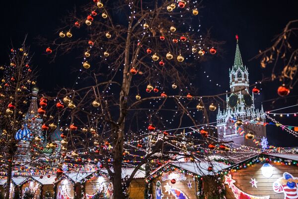 モスクワ・クレムリンの祝賀イルミネーションとスパスカヤ塔。赤の広場にて。 - Sputnik 日本