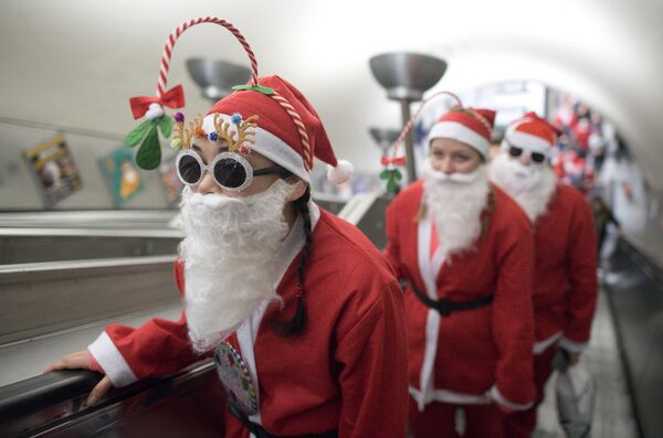 サンタクロースの衣装を着たチャリティーレースの参加者たち。ロンドン地下鉄のエスカレーターにて。 - Sputnik 日本