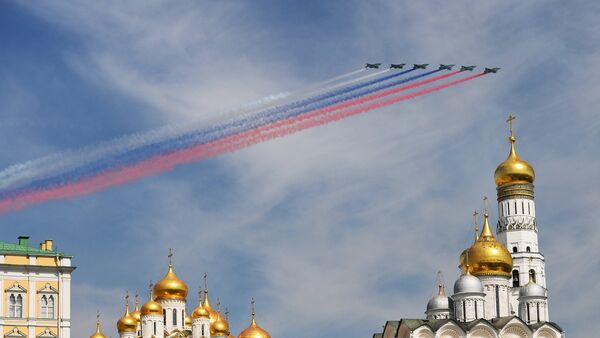 赤の広場上空をロシア空軍機が飛行 - Sputnik 日本
