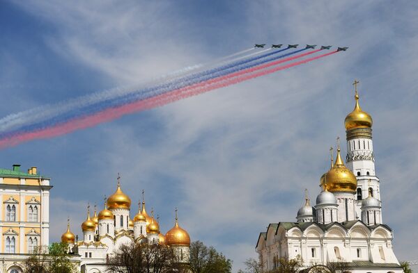 赤の広場上空をロシア空軍機が飛行 - Sputnik 日本