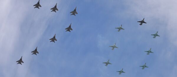 上空を飛ぶ軍機が戦勝記念の年を表す数字、「７０」を描いた。」 - Sputnik 日本