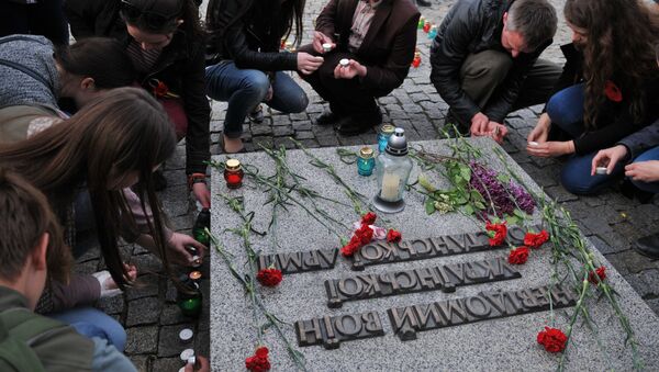 ウクライナ首都キエフ　数千人が無名戦士の墓へ献花 - Sputnik 日本