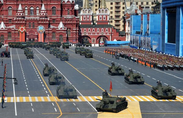 モスクワ赤の広場での軍事パレードに兵器も参加 - Sputnik 日本