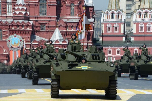 モスクワ赤の広場での軍事パレードに兵器も参加 - Sputnik 日本