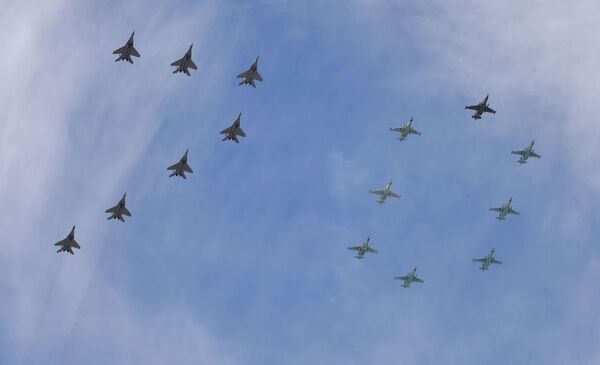 上空を飛ぶ軍機が戦勝記念の年を表す数字、「７０」を描いた。」 - Sputnik 日本