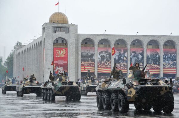キルギスの首都ビシケクの戦勝記念日、パレードに参加するキルギス軍の兵士たち。 - Sputnik 日本