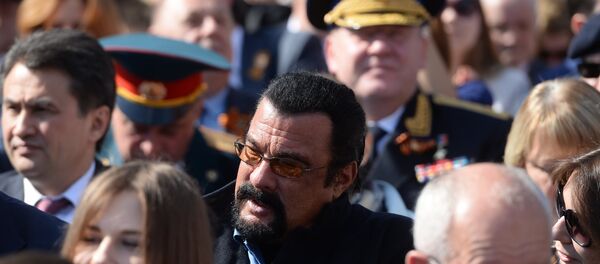 スティーヴン・セガール、赤の広場の観覧席で戦勝パレードを見ていた スティーヴン・セガール、赤の広場の観覧席で戦勝パレードを見ていた - Sputnik 日本