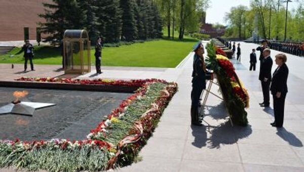 露独首脳、モスクワ無名戦士の墓に献花 - Sputnik 日本