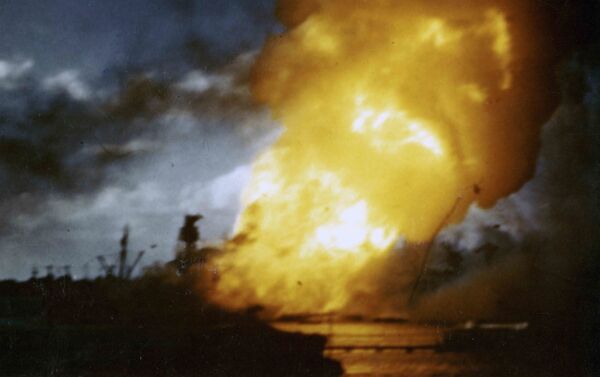 爆撃後に燃える米海軍の戦艦「アリゾナ」 - Sputnik 日本