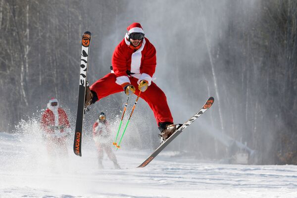 アメリカ、サンタクロースのスキーヤー - Sputnik 日本