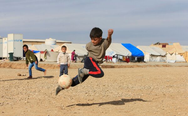 難民キャンプで遊ぶモスルの少年、イラク - Sputnik 日本
