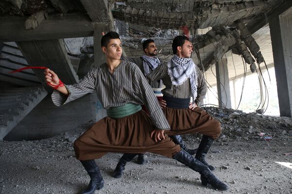 パレスチナ、ガザ市の荒廃した建物で伝統的なダンスダブコを舞うダンサー - Sputnik 日本